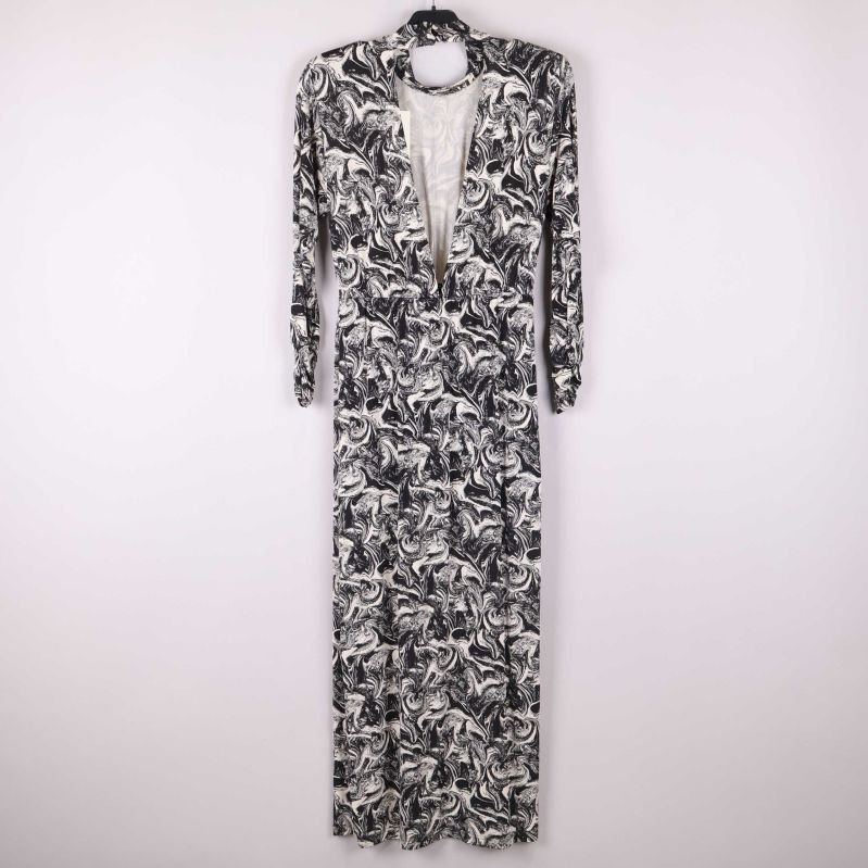 Klänning bakifrån med öppen rygg och långt mönstrat tyg