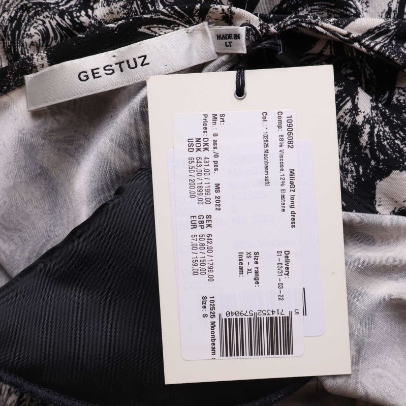 Närbild på Gestuz etikett och materiallapp