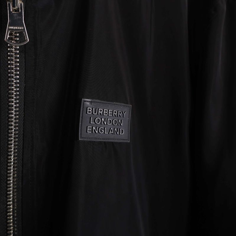 Burberry London England logotyp på bröstet