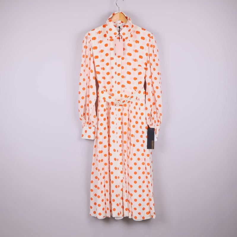 Prickig klänning med lång ärm och bälte 