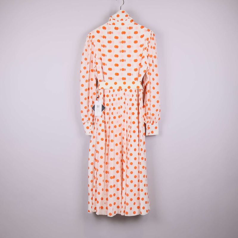 Prickig klänning med lång ärm och bälte