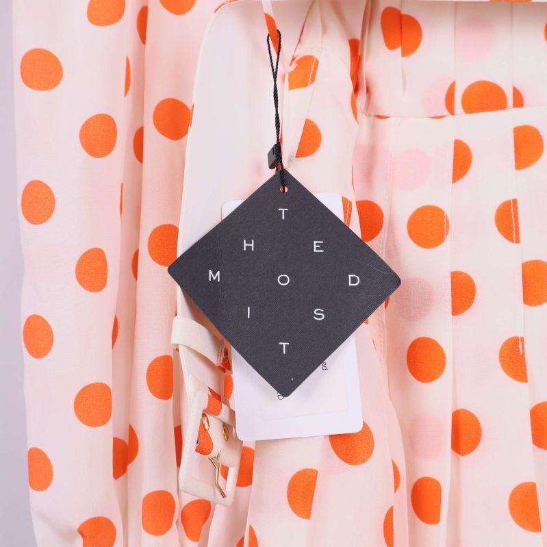 Etiketter från The Modist på klänningen