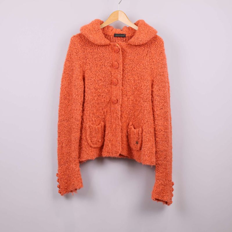 Stickad orange kofta med knappar och fickor framtill
