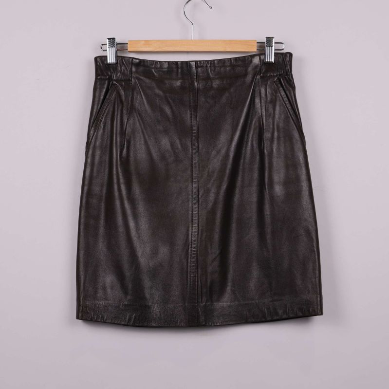 Brun skinnkjol bakifrån