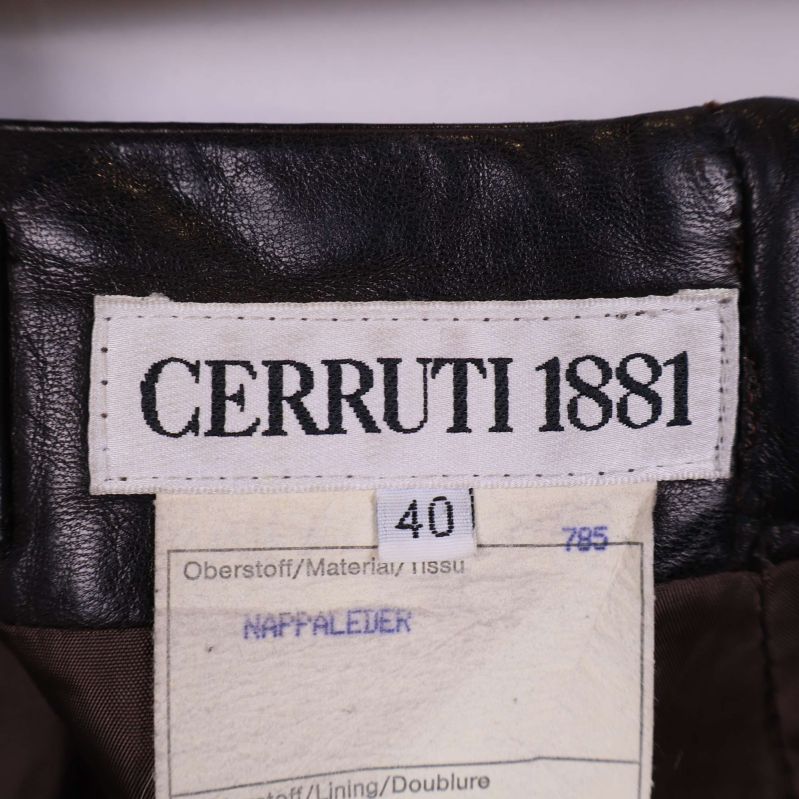 Närbild på Cerruti 1881 märkesetikett och materiallapp inuti kjolen