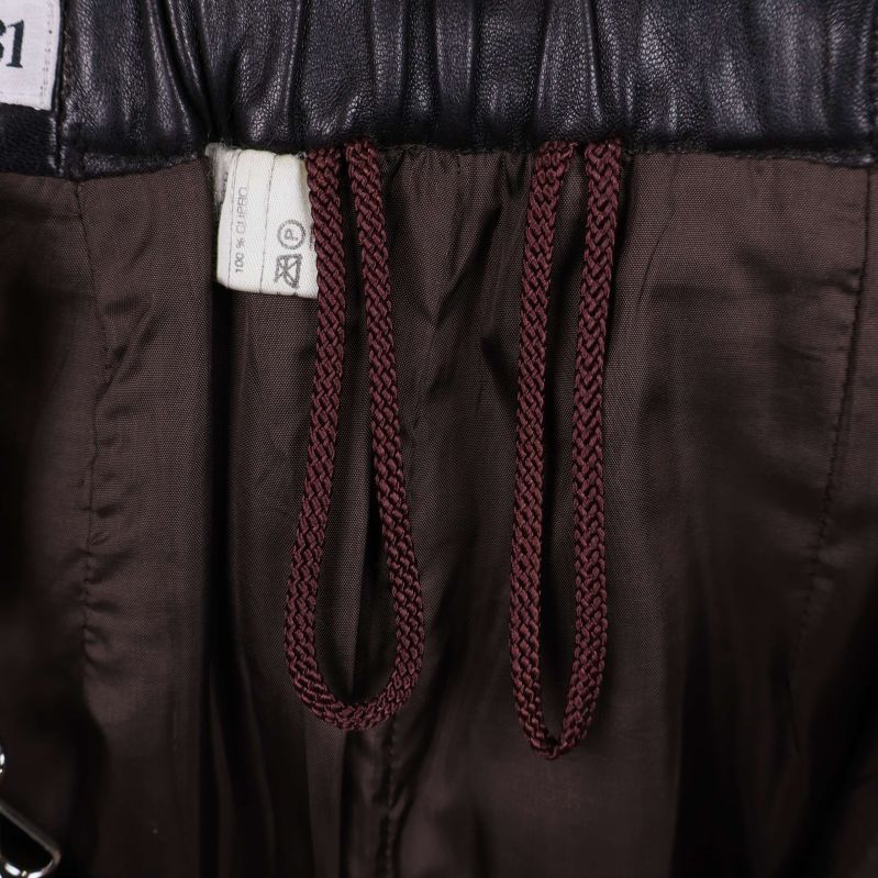 Insidan av kjolen med synlig foder och röda snören