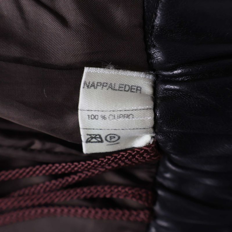 Närbild på etikett med nappaläder och 100% cupro