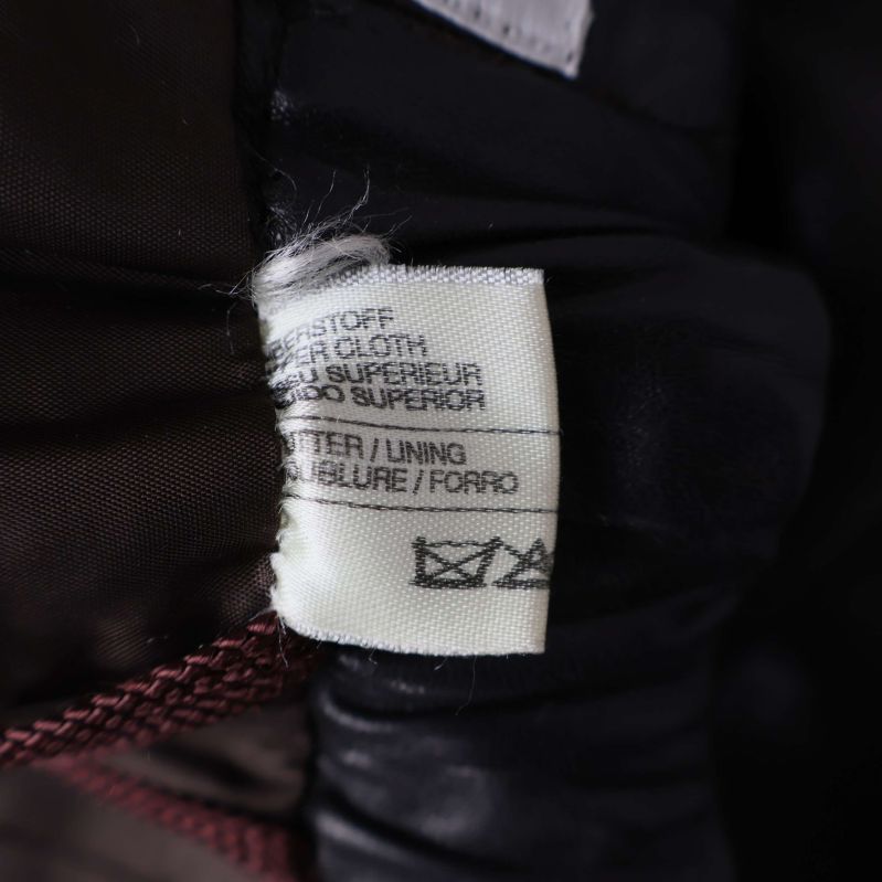 Ytterligare etikett med information om övertyg och foder på flera språk