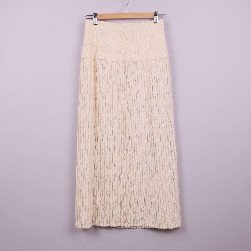 Cremefärgad kjol med plisserad spets och blommönster