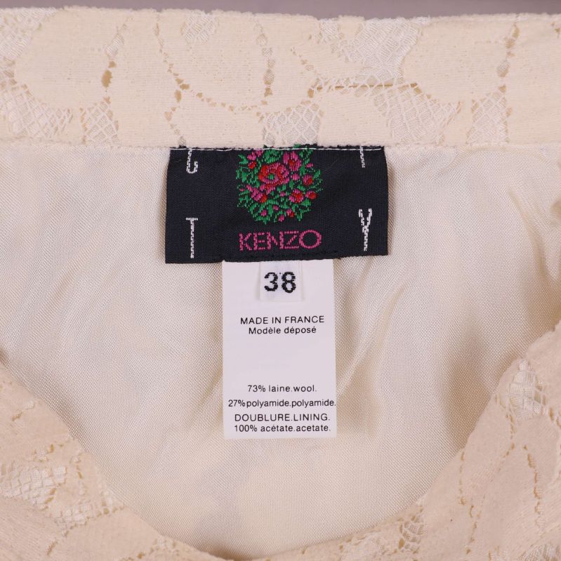 Närbild av Kenzo-etikett och materialinfo i kjolen