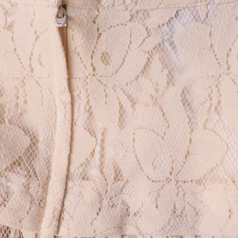 Närbild av kjolens dragkedja och spetsdetalj