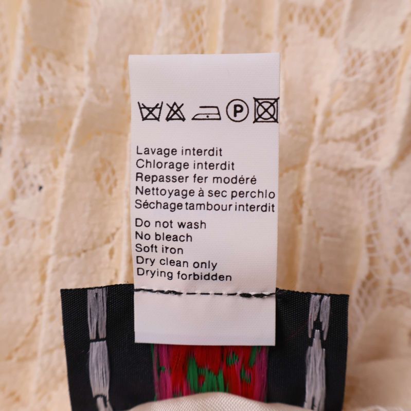 Tvättrådsetikett med instruktioner för kemtvätt