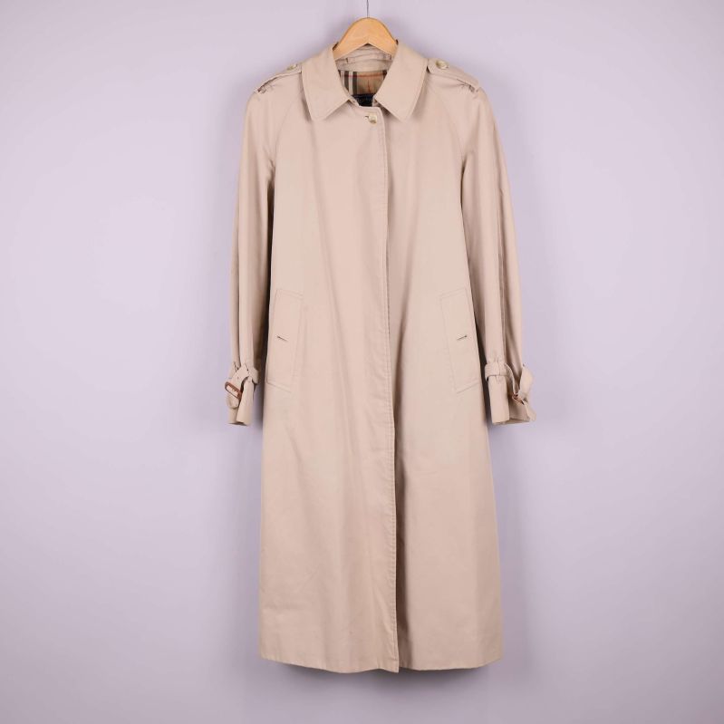 Beige trenchcoat framifrån