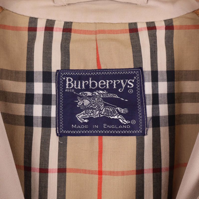 Burberrys etikett med rutigt foder 