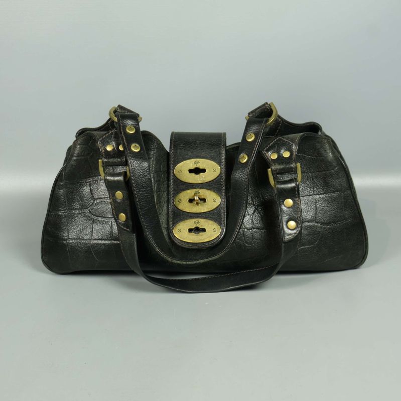 Svart axelväska med mässingsdetaljer och präglad struktur