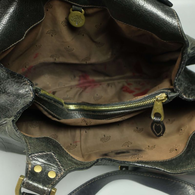 Insida av väska med mönstrat foder och dragkedja