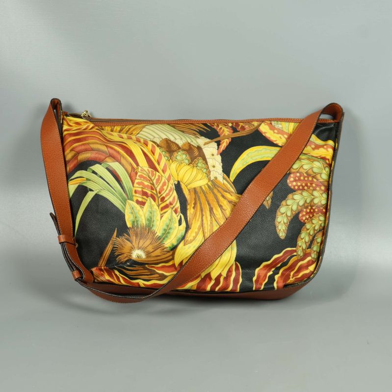 Axelväska med färgstarkt blommönster och brun rem