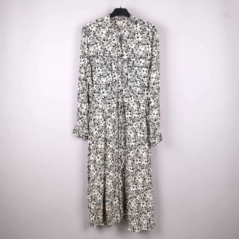 Långblommig klänning med knappar och långa ärmar framifrån