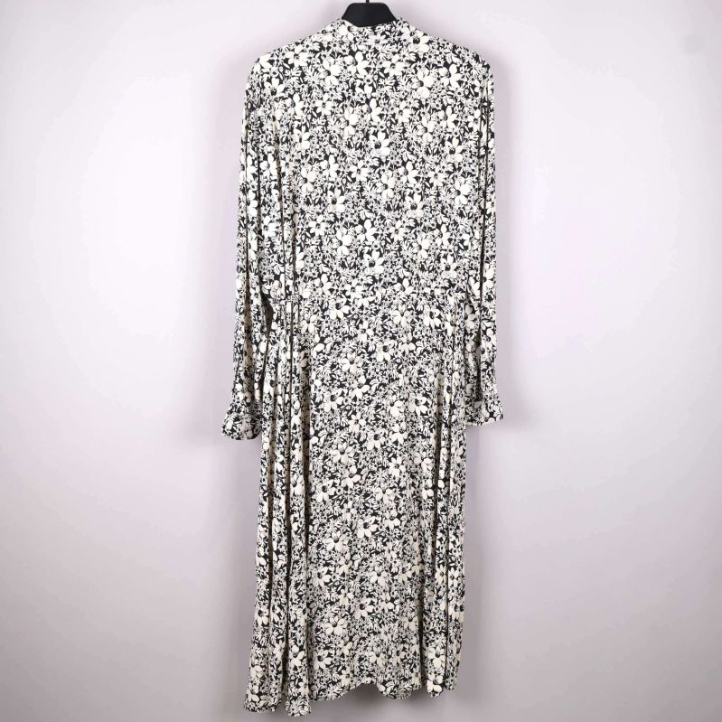 Baksida av långklänning med svartvitt blommönster