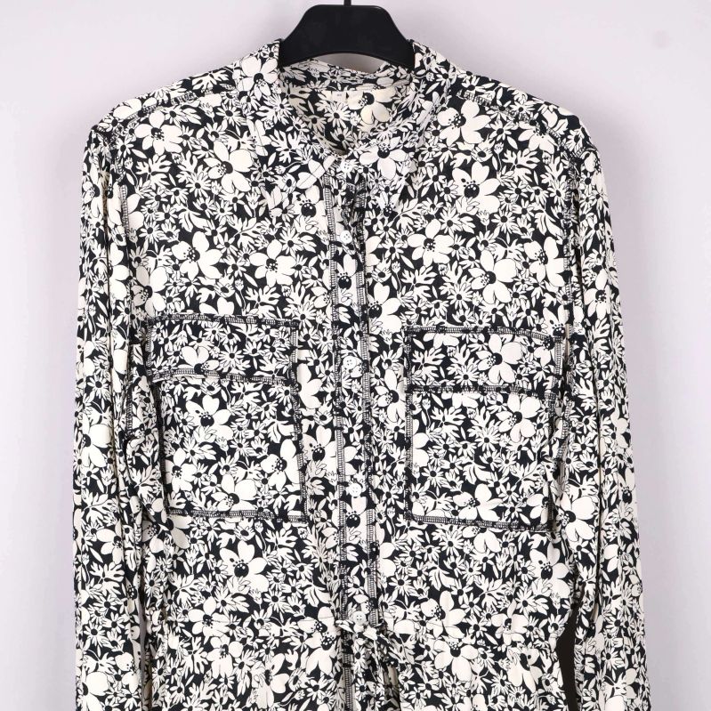 Övre del av klänning med fickor och knappar