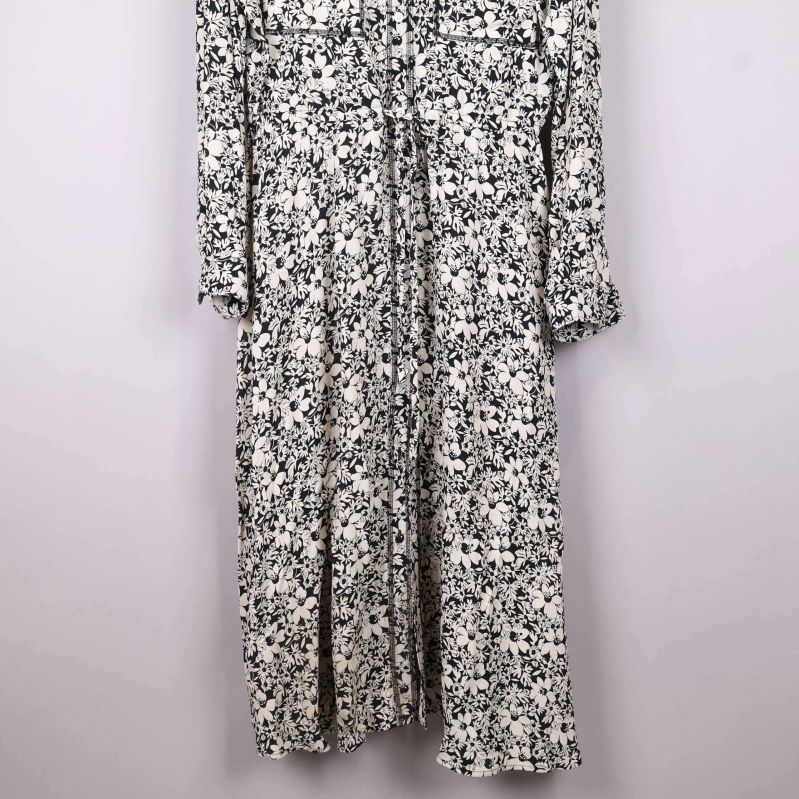 Nedre del av långklänning med svartvitt blommönster