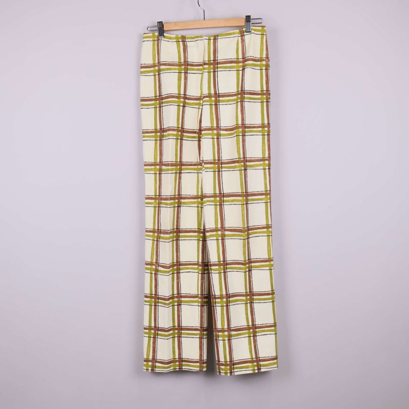 Framsida av vida byxor med rutigt mönster i vitt, grönt och brunt