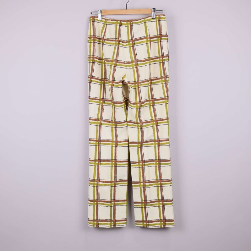 Baksida av rutiga vida byxor i vitt, grönt och brunt
