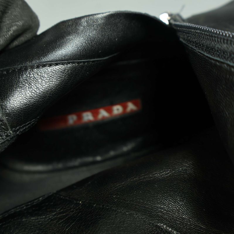 Närbild på insida med PRADA-logga synlig