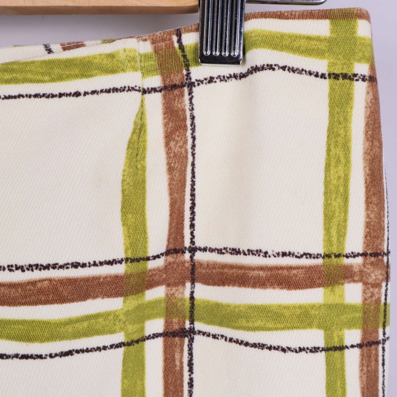 Närbild på överkant och mönster vid midjan