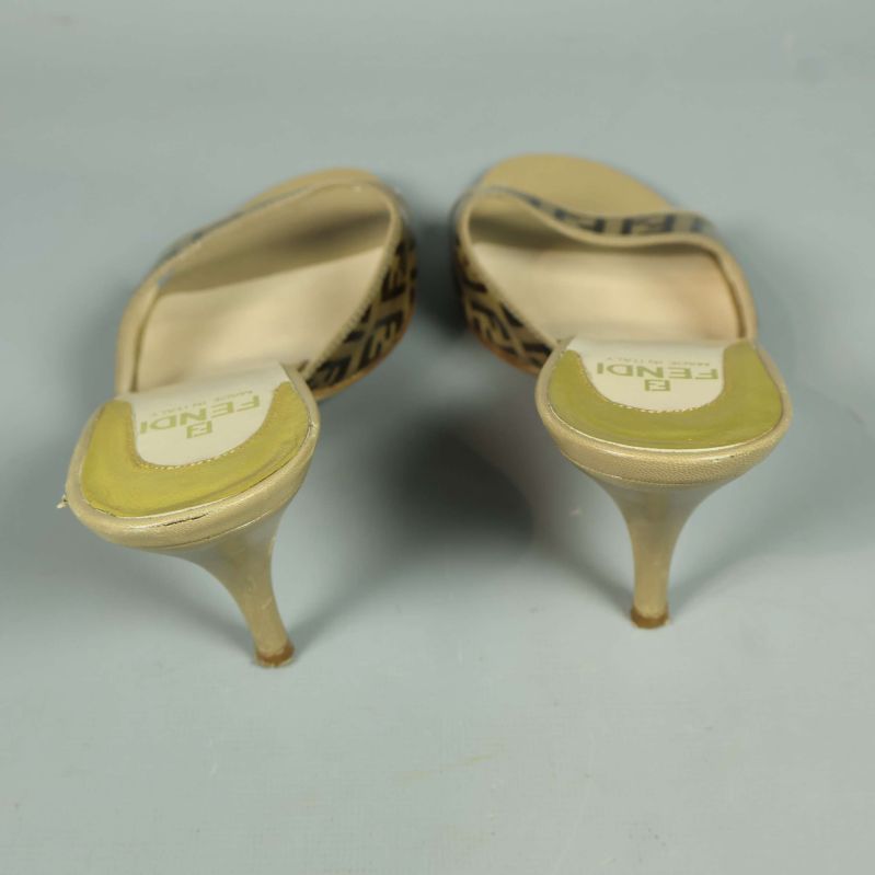 Baksida av Fendi sandaler med smal klack