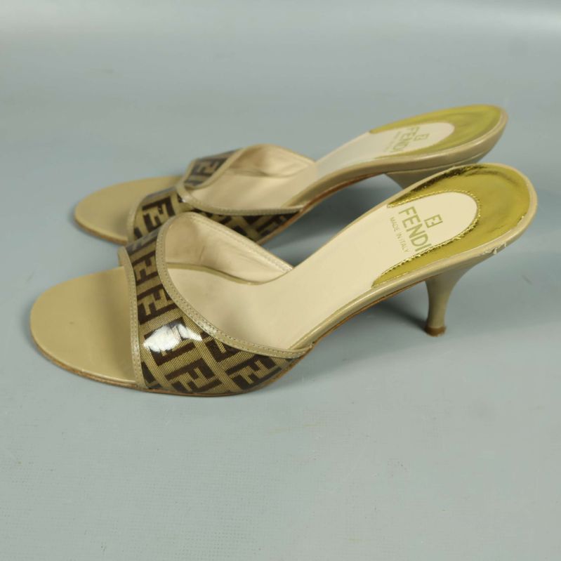 Sandaler med öppet tåparti och logoband