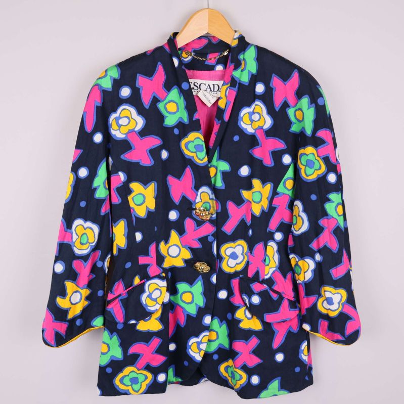 Närbild på kavaj med färgstarka blommor och knappar