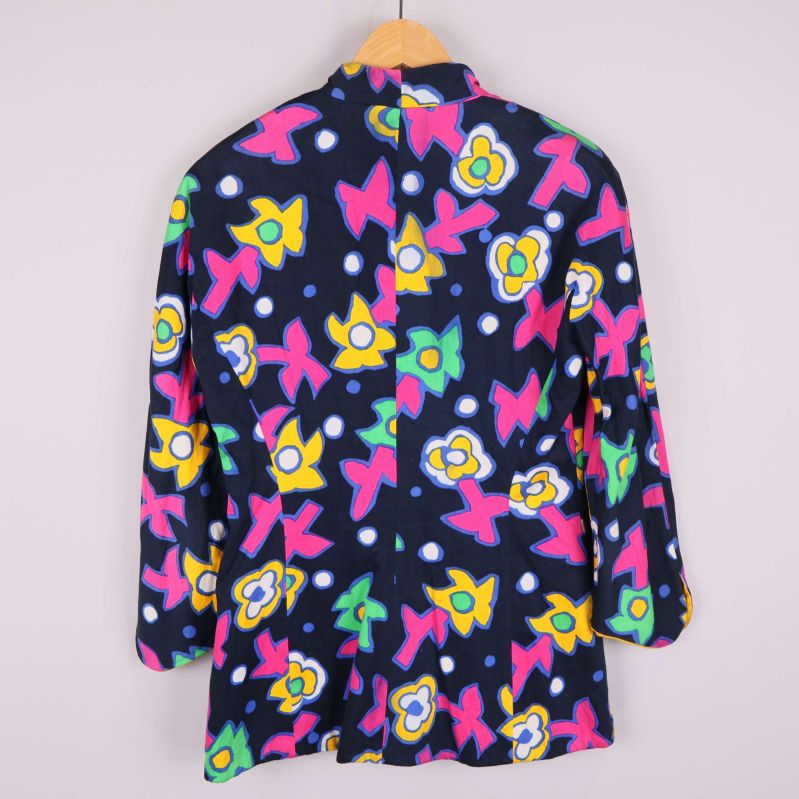 Baksidan av färgglad blommig kavaj