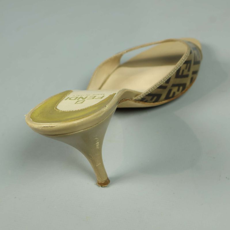 Närbild av skada på klack