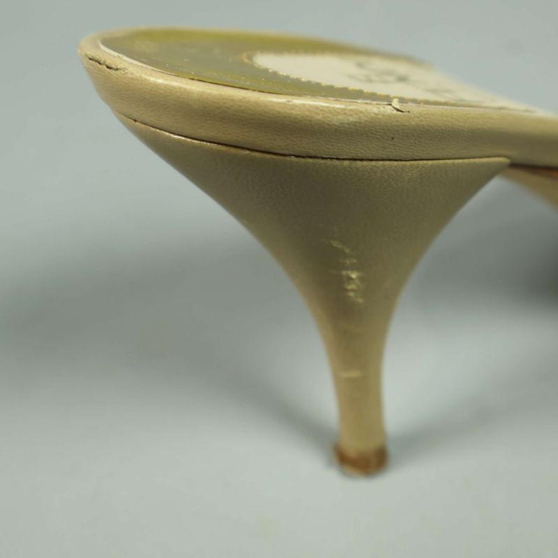 Närbild av klack med smärre slitage