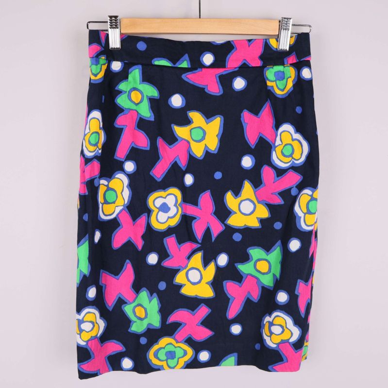 Framsida av kjol med blommigt mönster