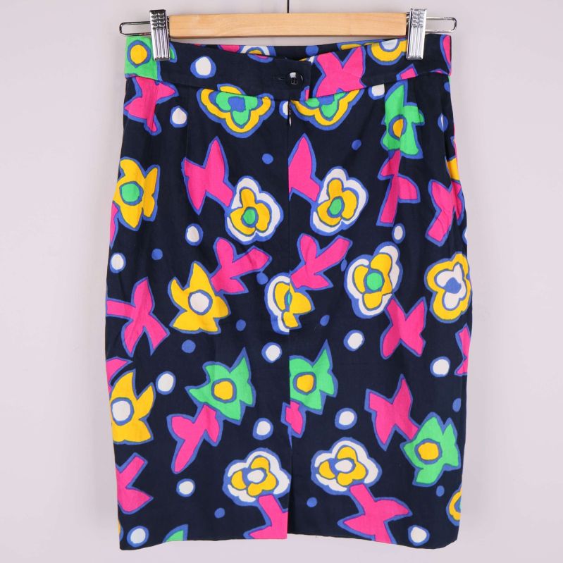 Baksida av kjol med samma färgglada blommor