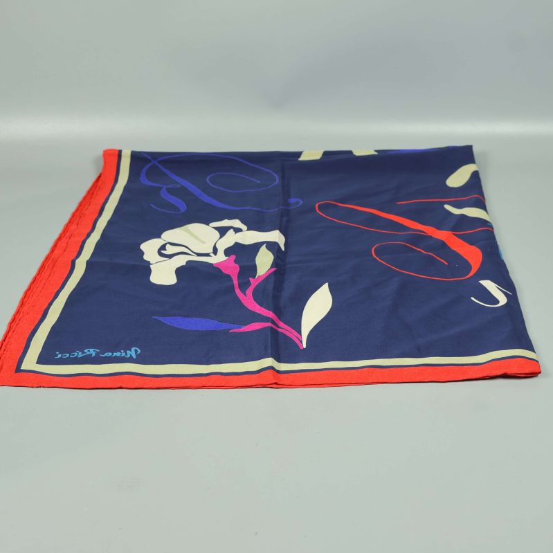 Scarfen utlagd med blommönster och bokstäver