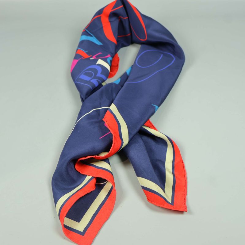 Blå scarf med bokstäver och röd kant