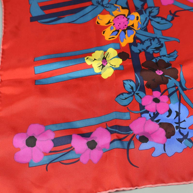 Färgsprakande detaljer och blommor på scarf