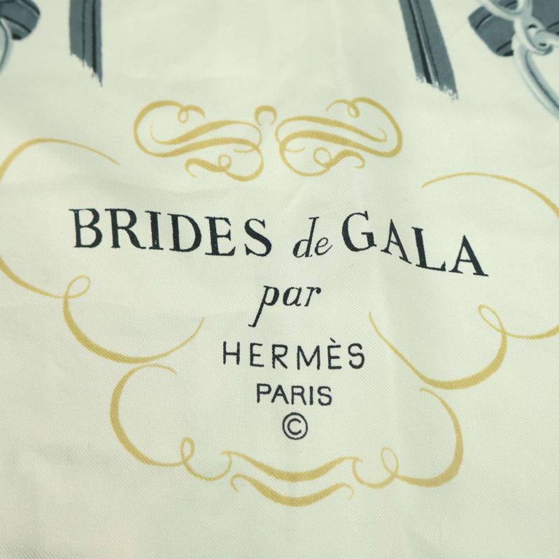 Text Brides de Gala par Hermès Paris i mitt på sjalen