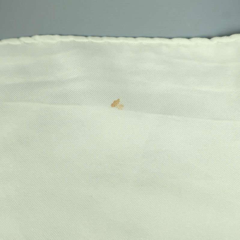 Vit kant på sjalen med mindre fläck