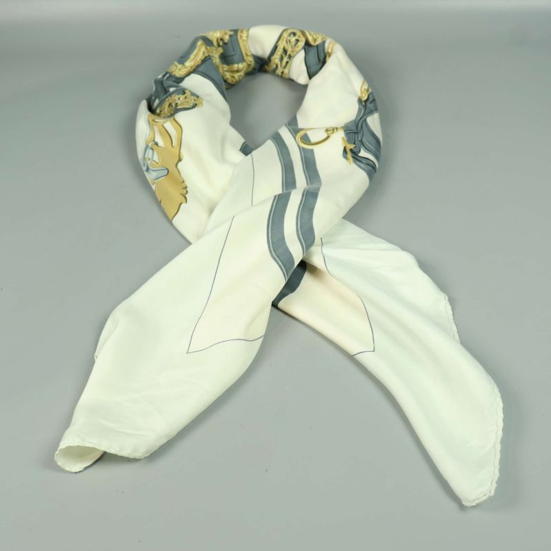 Vit Hermès sjal ihoprullad