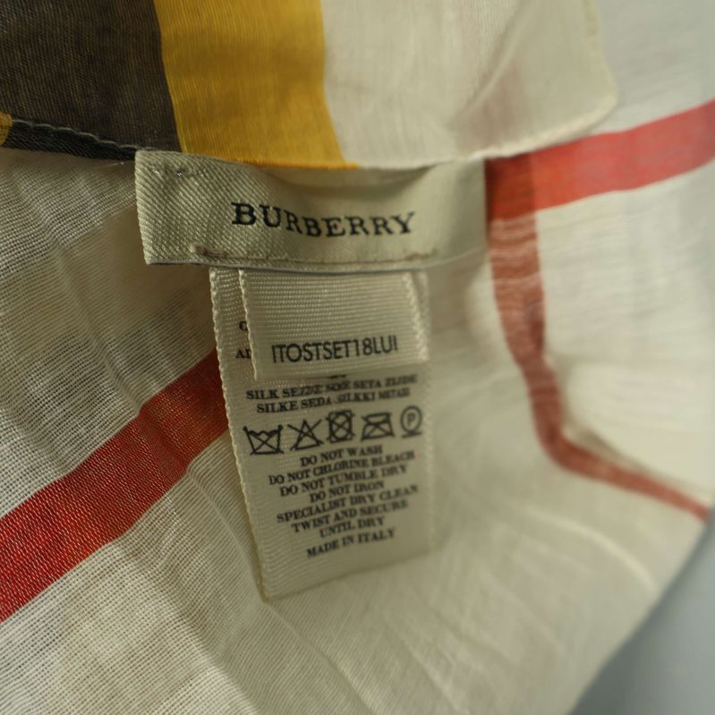 Burberry och materialetikett på ljus sjal