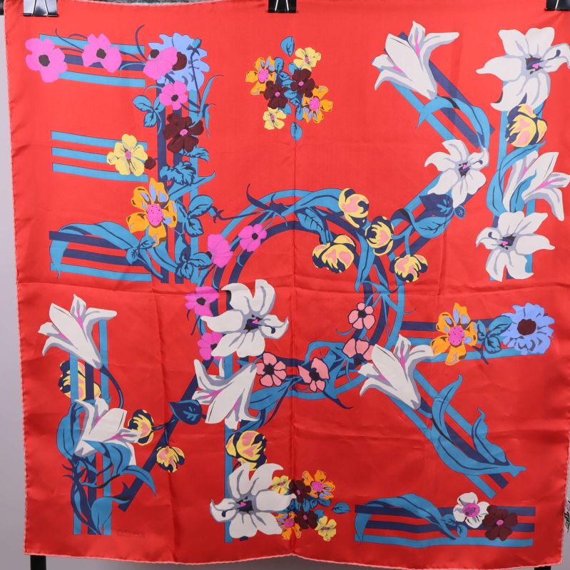 Scarf med röd botten och färggrant blommönster utbrett