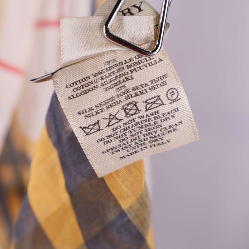 Sjal i rutigt Burberry mönster med etikett