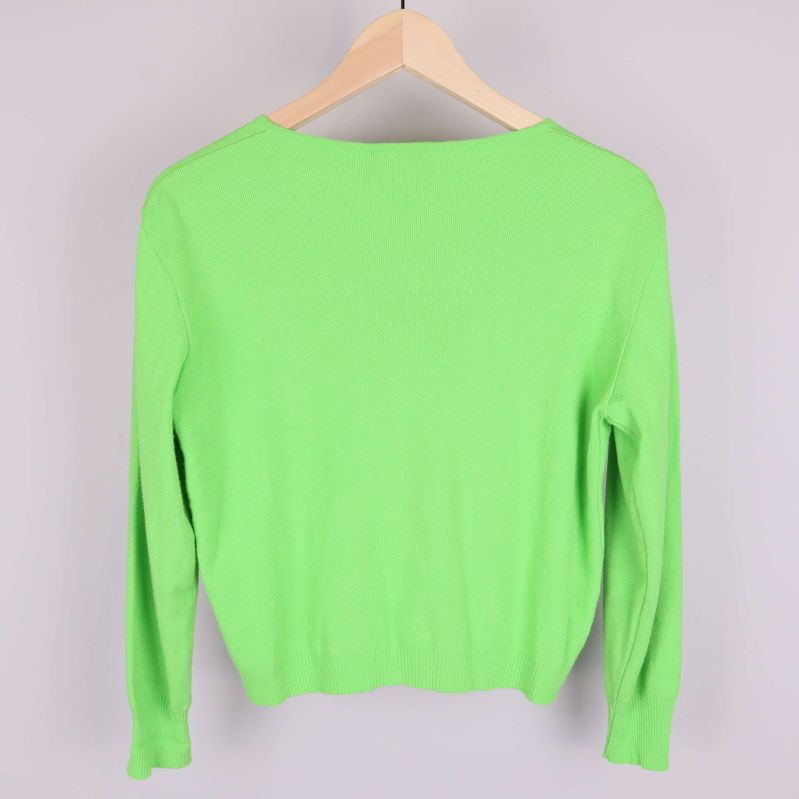 Grön kofta i ryggen visar ribbade muddar