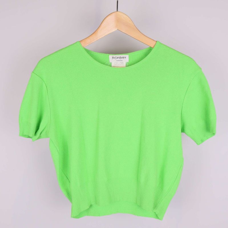 Grön jumper med kort ärm hänger på galge