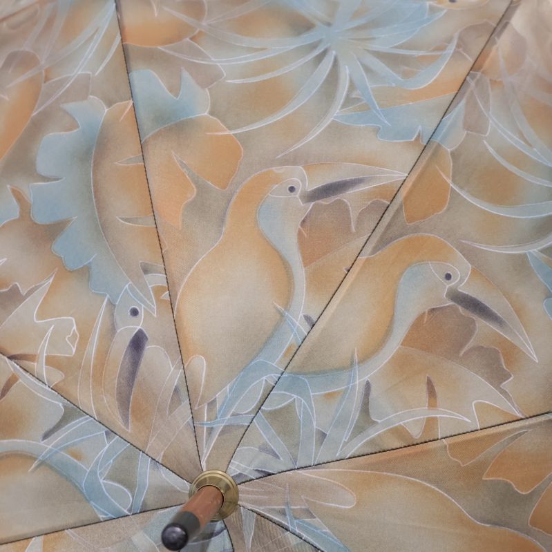 Närbild på fågelmönster i blått och aprikos