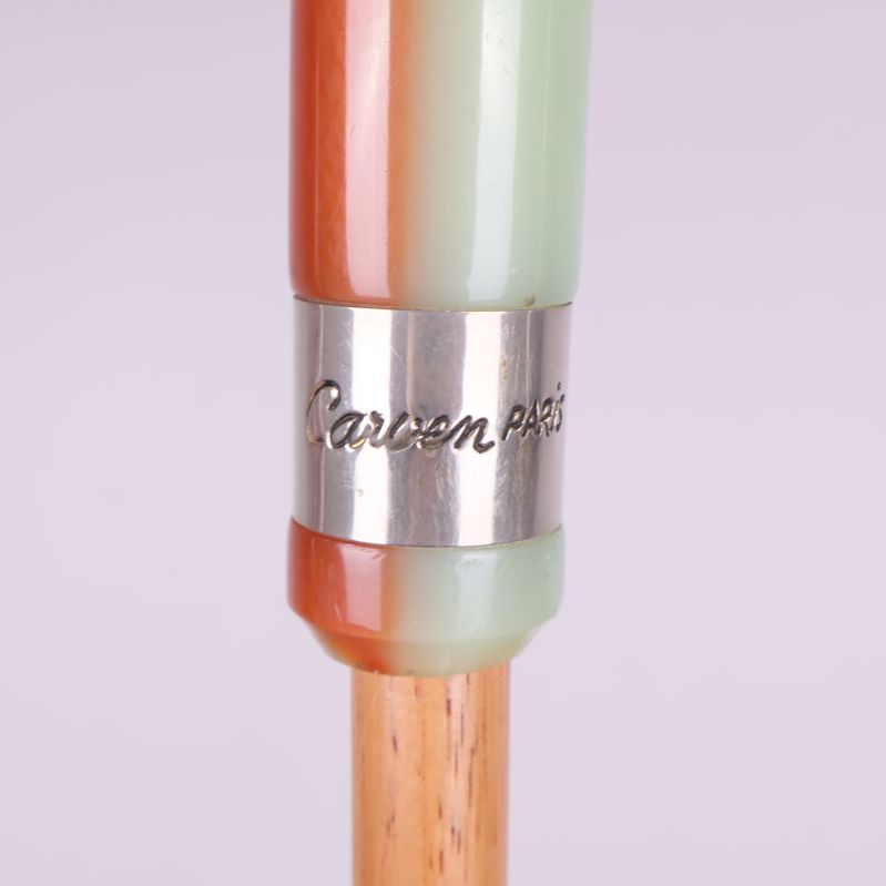 Metallring med ingraverad Carven-logotyp på handtaget